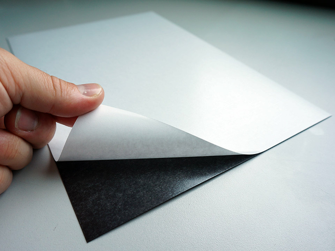 feuille-magnetique-adhesive-partie-autocollante